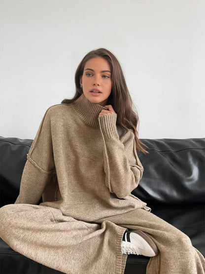 Set tricotat cu guler înalt și pantaloni