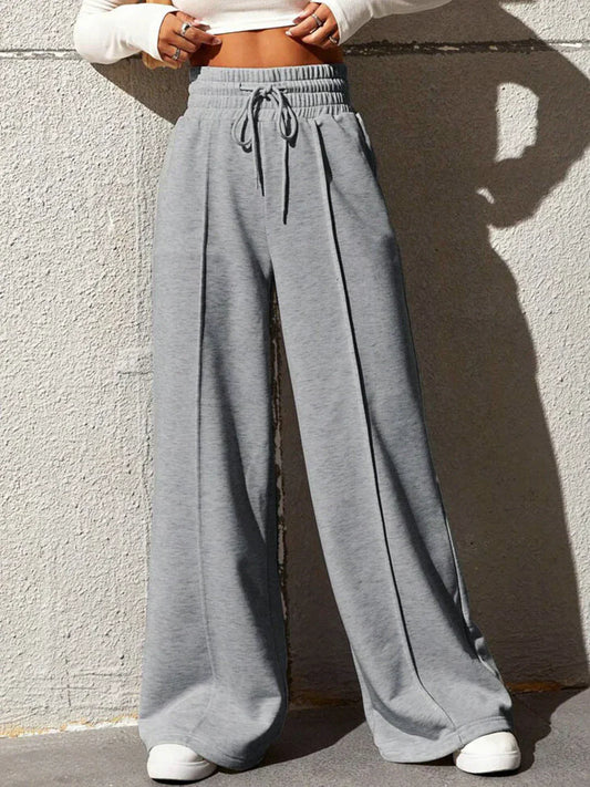 Pantaloni de trening largi, casual și chic pentru plimbări în oraș